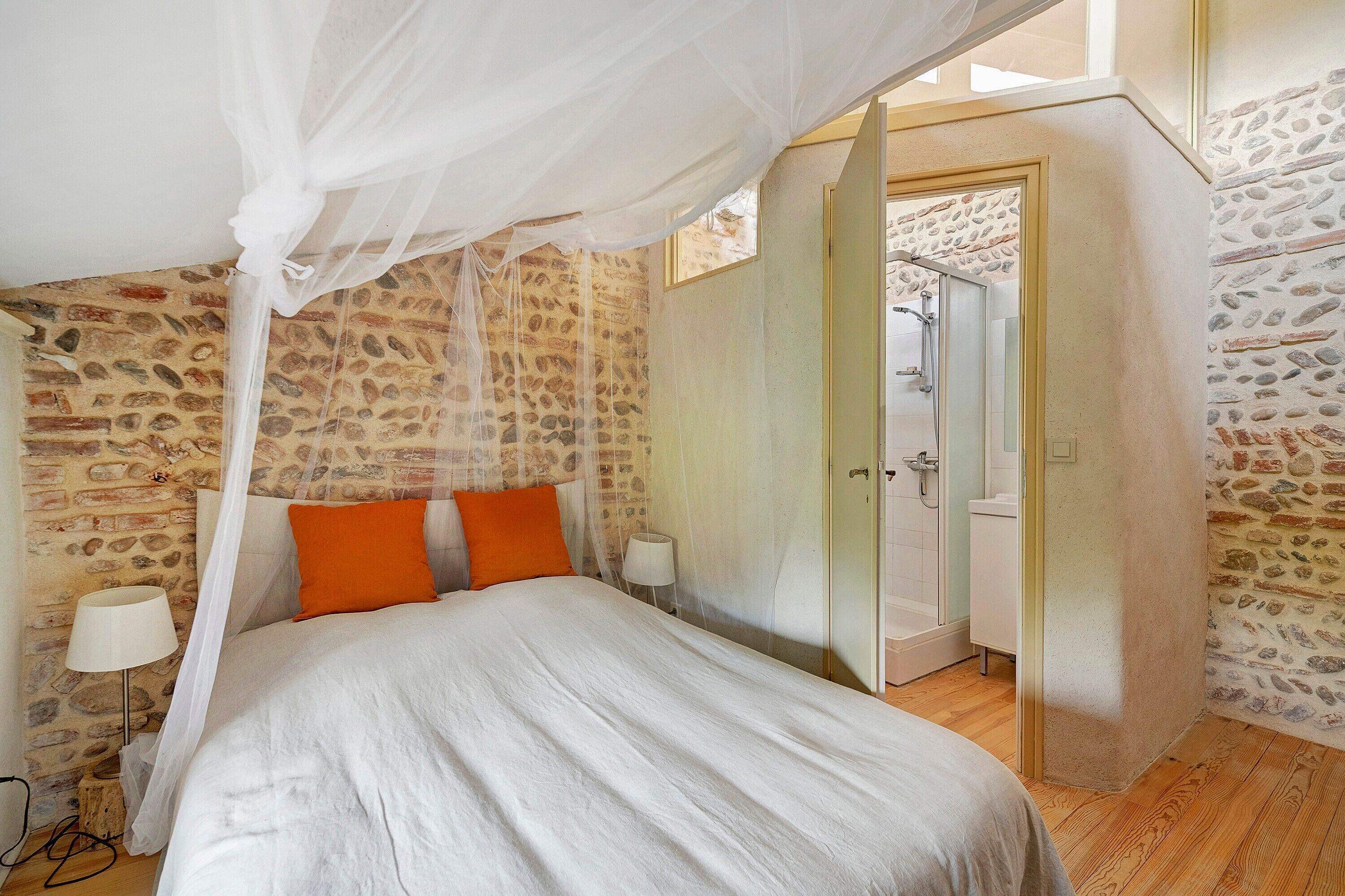 Desk, iron/ironing board, WiFi, bed sheets