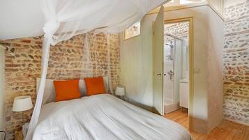 Desk, iron/ironing board, WiFi, bed sheets