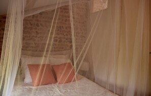 Iron/ironing board, WiFi, bed sheets - Holiday Home 'Le Galet Du Chant Du Buc' with Shared Pool, Private Garden and Wi-Fi (Marssac-sur-Tarn)