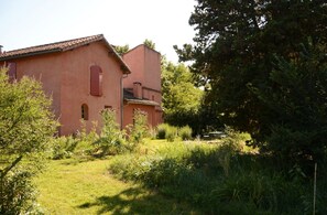 Property grounds - Holiday Home 'Le Galet Du Chant Du Buc' with Shared Pool, Private Garden and Wi-Fi (Marssac-sur-Tarn)