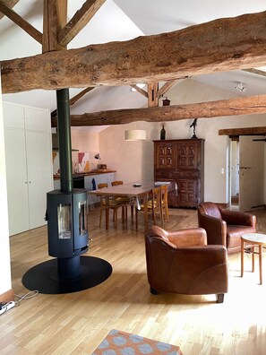 Interior - Apartment “Le Loft Du Chant Du Buc” with Shared Pool, Garden, and Wi-Fi (Marssac sur Tarn)