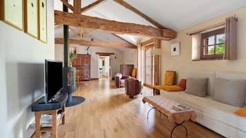 TV, fireplace, DVD player, stereo