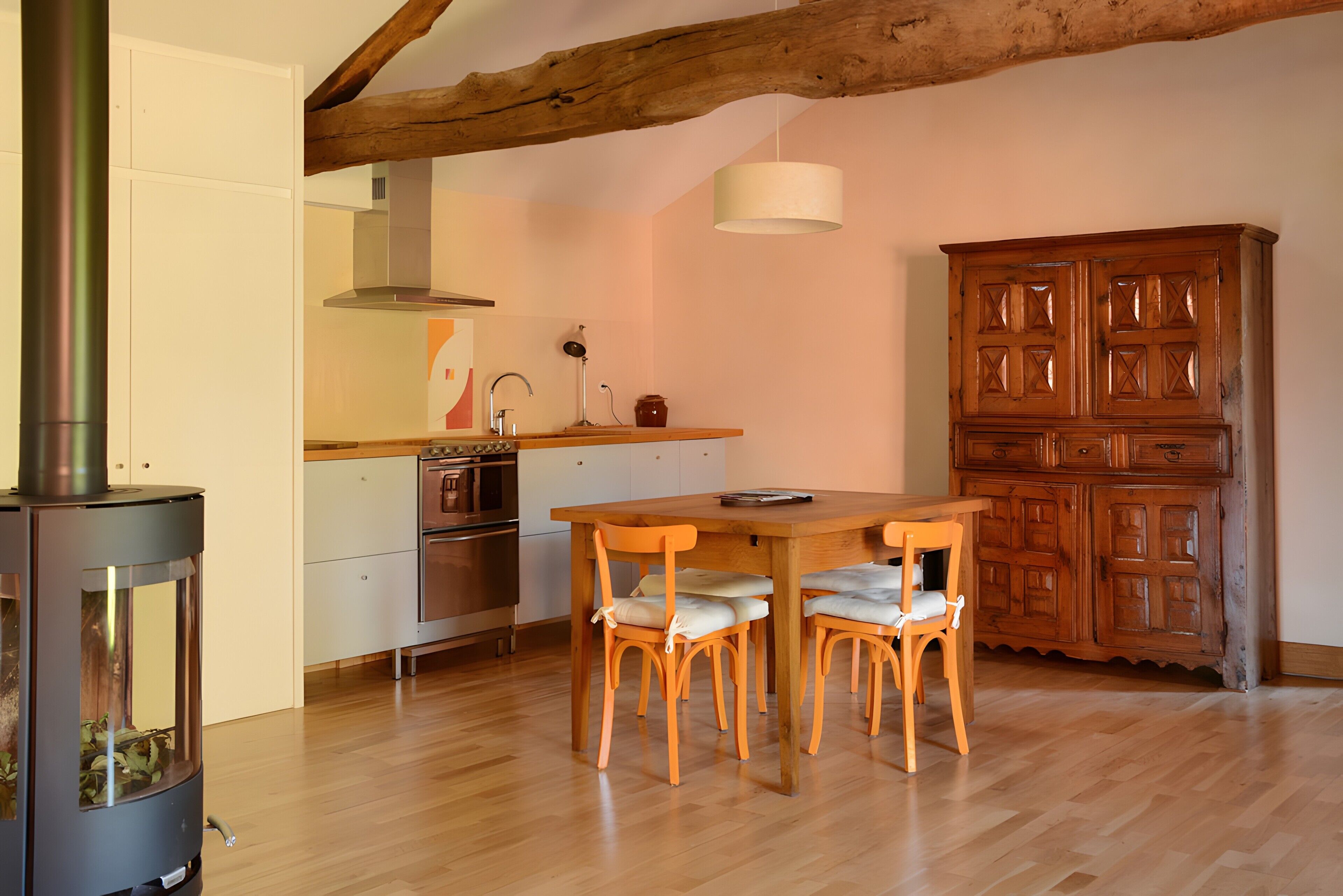 Kylskåp, mikrovågsugn, ugn och spishäll