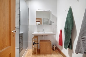 Een douche, gratis toiletartikelen, een haardroger, handdoeken