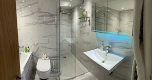 Bathroom - London Warehouse 14/3 two bedroom Apar (London)