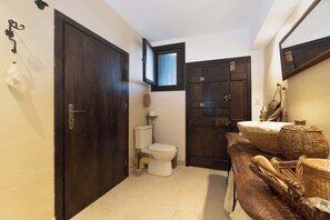 Dusj, hårføner, håndklær og sjampo