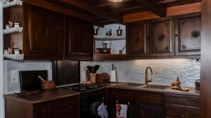 Een koelkast, een oven, een kookplaat, een koffiezetapparaat/waterkoker