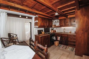 Frigorífic, forn, placa de cuina i cafetera i tetera 