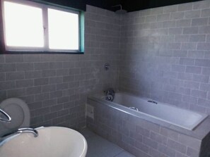 Regadera, toallas, jabón, papel de baño