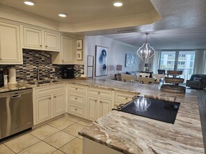 Condo, 2 habitaciones | Cocina privada | Refrigerador, horno, cafetera y tetera y tostadora 