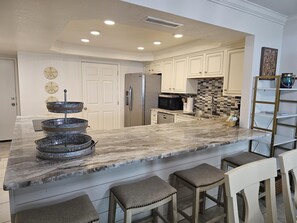 Condo, 2 habitaciones | Cocina privada | Refrigerador, horno, cafetera y tetera y tostadora 