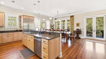 Rumah, 5 kamar tidur | Dapur pribadi | Lemari es, oven, mesin pembuat kopi/teh, dan pemanggang roti