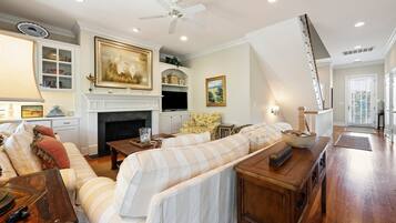 Rumah, 5 kamar tidur | Area keluarga | Smart TV