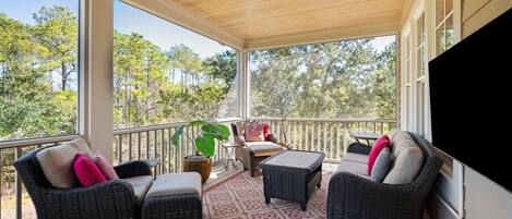 House, 5 Bedrooms | Living area | Smart TV