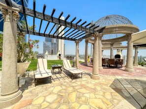 Outdoor dining - Vogue Park Tower near DIFC Metro Station (Dubai)