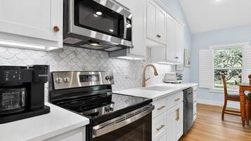 House, 1 Bedroom | Private kitchen