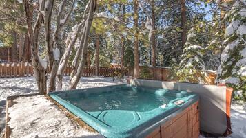 House, 3 Bedrooms | Outdoor spa tub