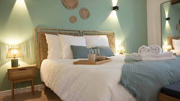 Tabla de planchar con plancha, cuna de viaje, wifi gratis y ropa de cama