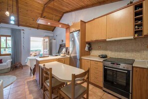 Réfrigérateur, un four, surface de cuisson, lave-vaisselle
