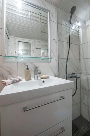 Shower, hair dryer, towels, shampoo - Cozy Apartment In Marousi (Marousi)