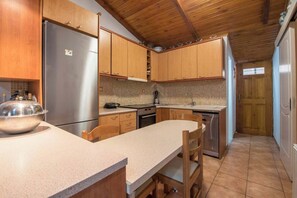 Fridge, oven, stovetop, dishwasher - Cozy Apartment In Marousi (Marousi)