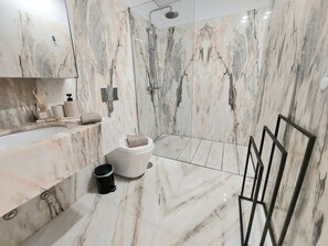 Shower, hair dryer, towels, soap - Vrbo Property (Porto)