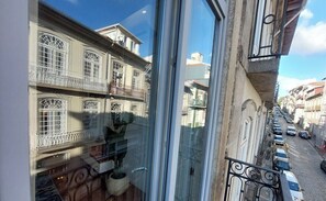 Interior - The Alma of Almada: Balcony & AC in Porto Center (Porto)