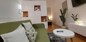 TV, books - Vrbo Property (Porto)