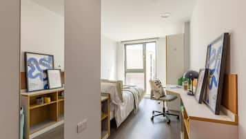 Quarto solteiro, para não fumantes | Cortinas blackout, Wi-Fi de cortesia