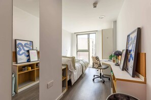 Quarto solteiro, para não fumantes | Cortinas blackout, Wi-Fi de cortesia