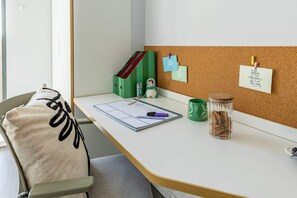 Quarto solteiro, para não fumantes | Cortinas blackout, Wi-Fi de cortesia