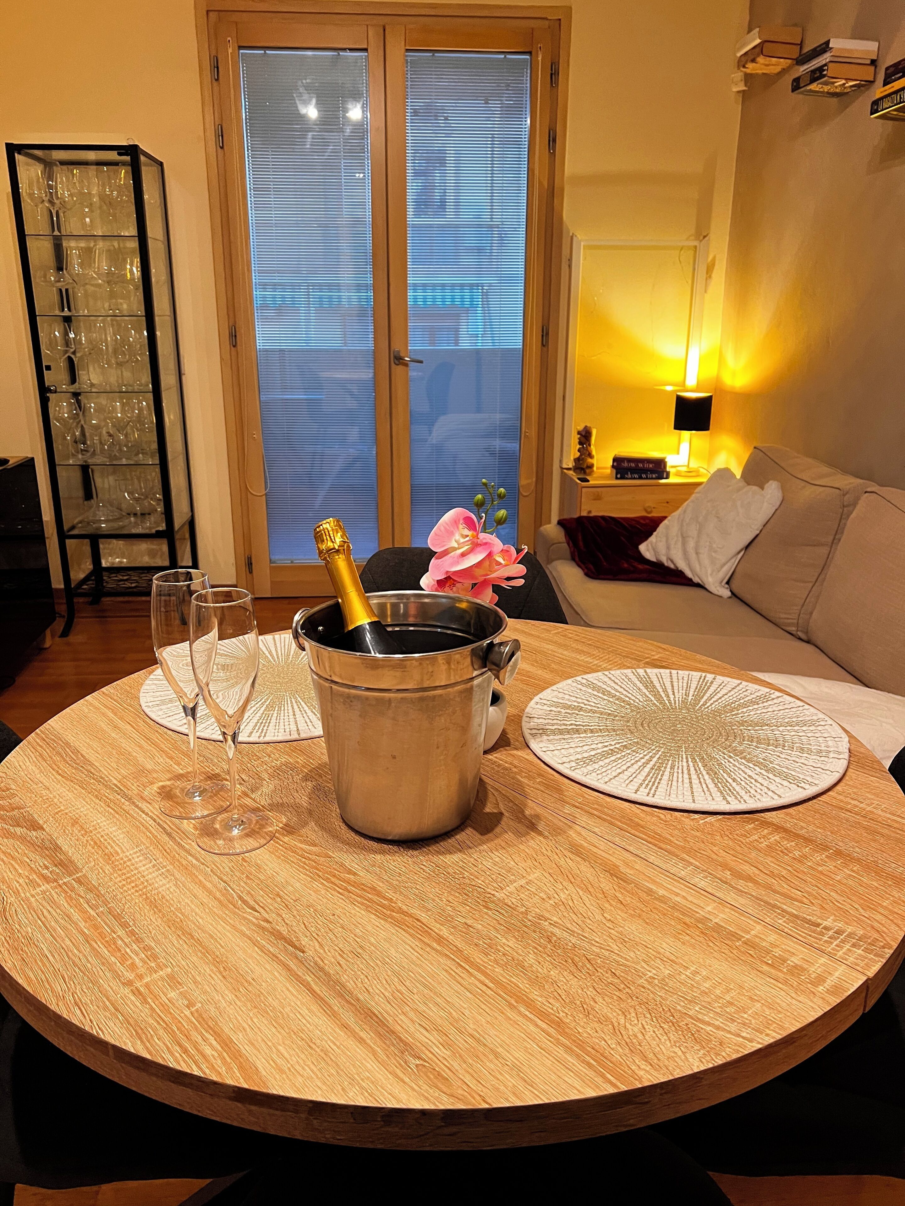 Smart TV, books, stereo