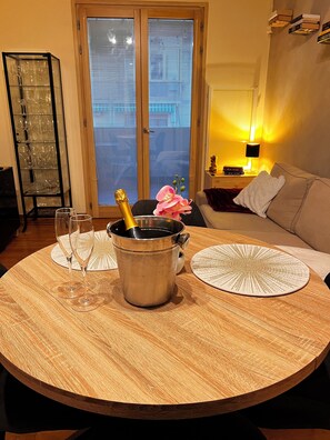 Smart TV, books, stereo - The Sommelier's Stop Romantic & Wine (Firenze)