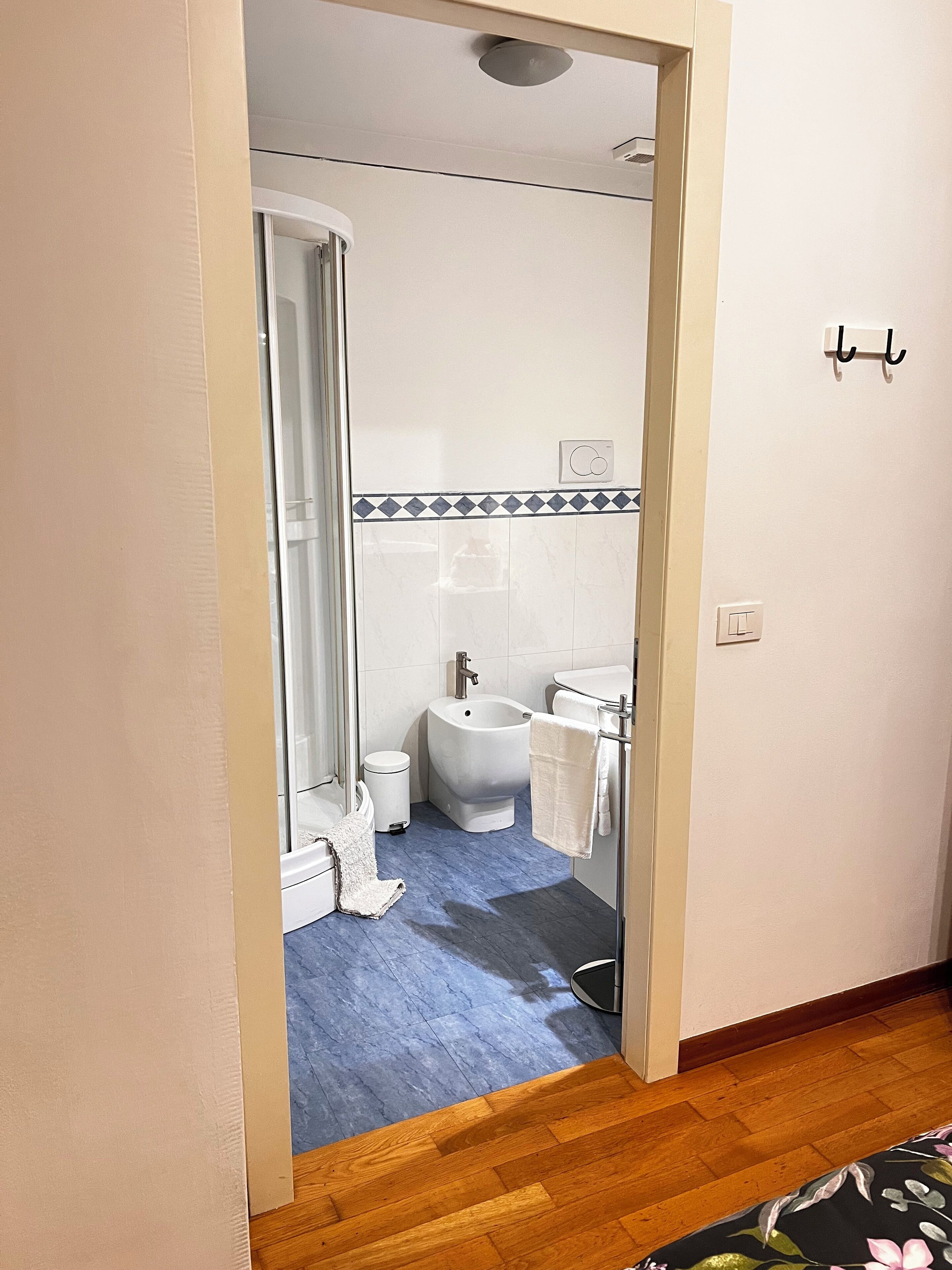 Douche, sèche-cheveux, bidet, serviettes fournies