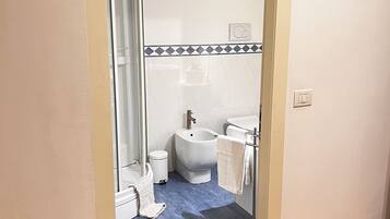 Douche, sĂšche-cheveux, bidet, serviettes fournies