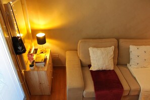 Smart TV, books, stereo - The Sommelier's Stop Romantic & Wine (Firenze)