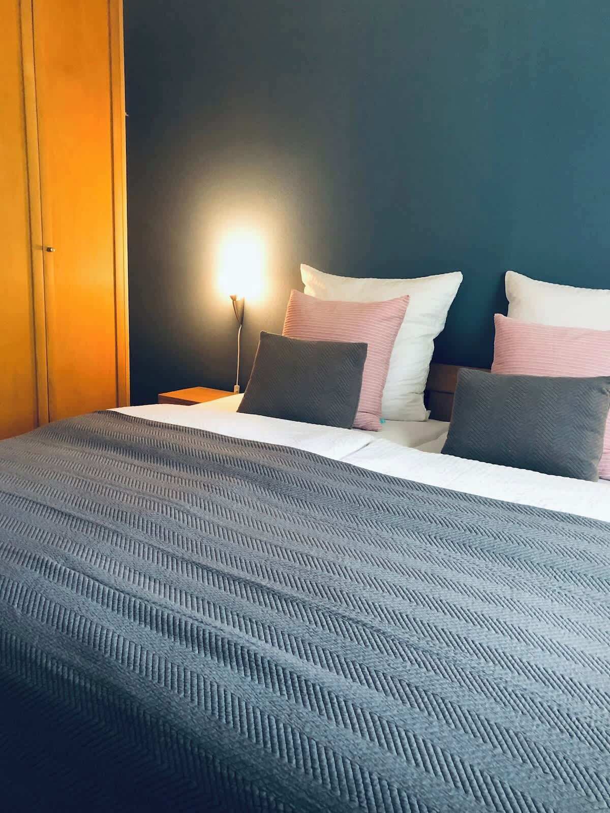 Schreibtisch, Bügeleisen/Bügelbrett, Reisekinderbett, WLAN