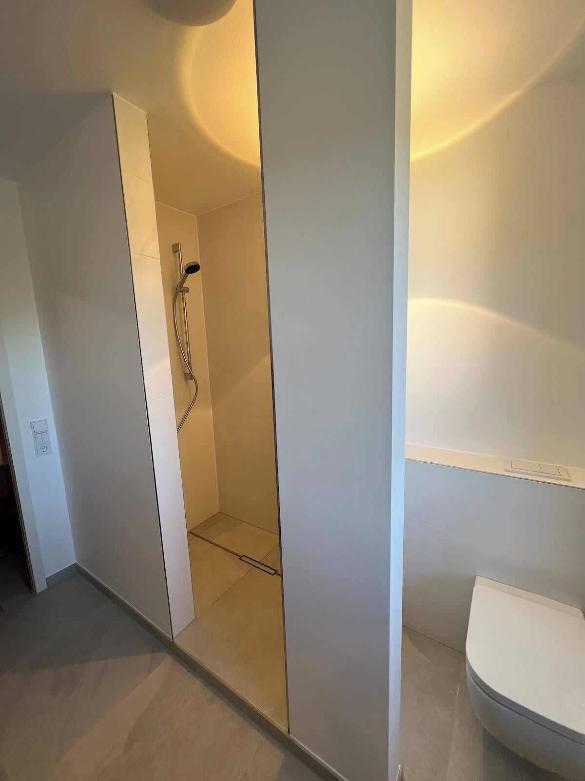Dusche, Haartrockner, Handtücher, Shampoo