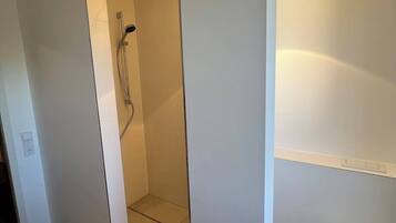 Dusche, Haartrockner, HandtĂŒcher, Shampoo