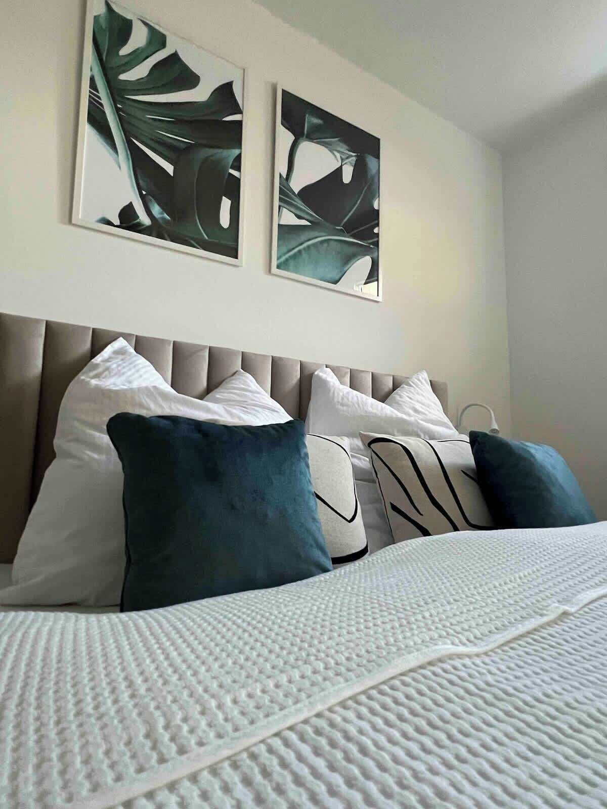 Schreibtisch, Bügeleisen/Bügelbrett, Reisekinderbett, WLAN