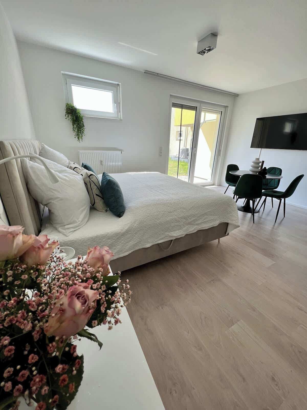 Skrivebord, strykejern/-brett, reiseseng for barn og wi-fi