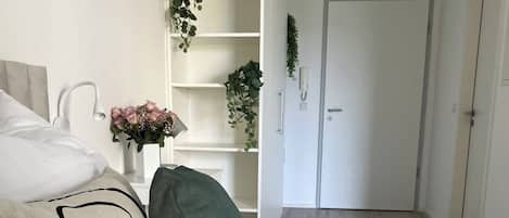 Fer et planche à repasser, lit de bébé portatif, Wi-Fi, literie fournie