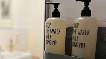 Een douche, een haardroger, shampoo