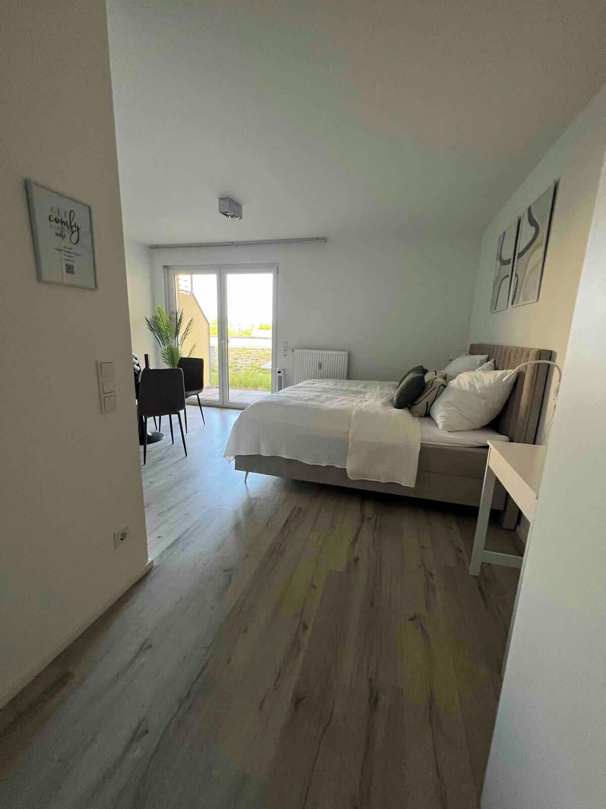 Tabla de planchar con plancha, cuna de viaje, wifi y ropa de cama 