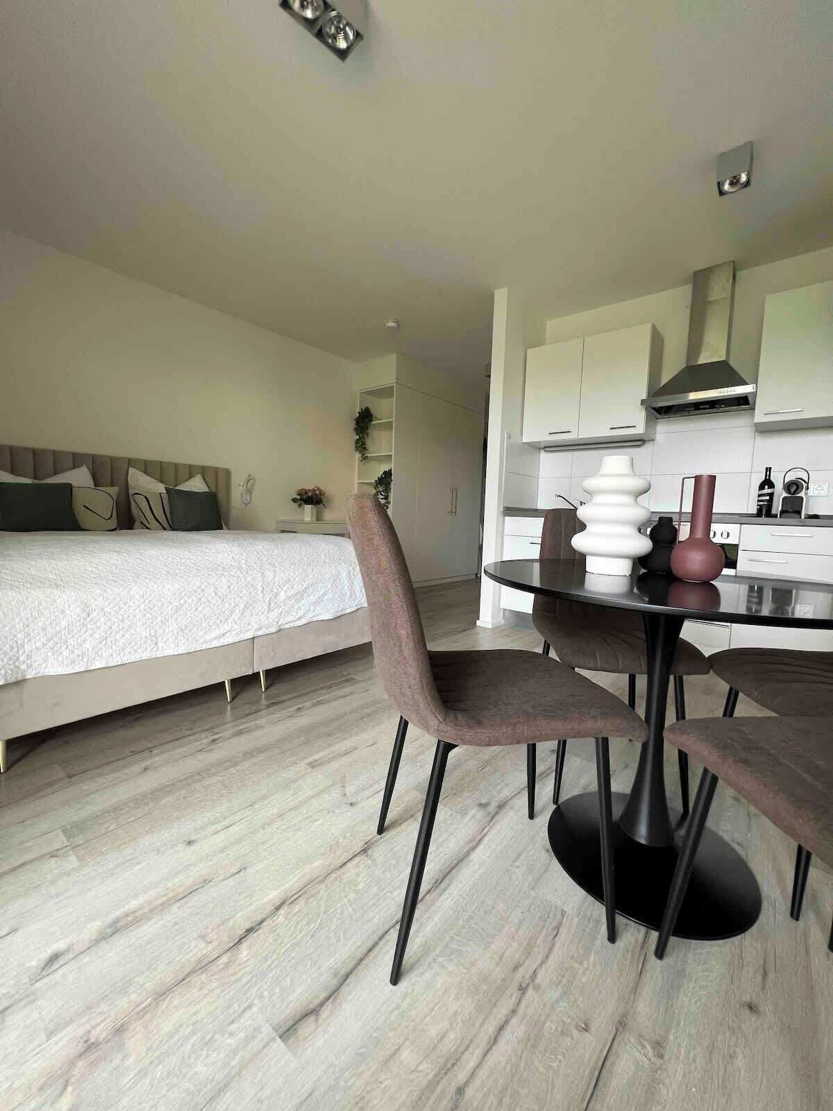 Een strijkplank/strijkijzer, reisbedje, wifi, beddengoed