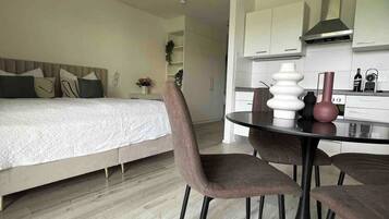 Een strijkplank/strijkijzer, reisbedje, wifi, beddengoed