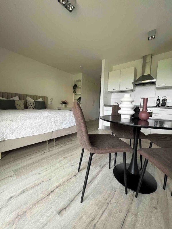 Een strijkplank/strijkijzer, reisbedje, wifi, beddengoed