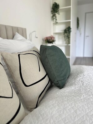 Ferros/tábuas de passar roupa, berço de viagem, Wi-Fi, roupa de cama