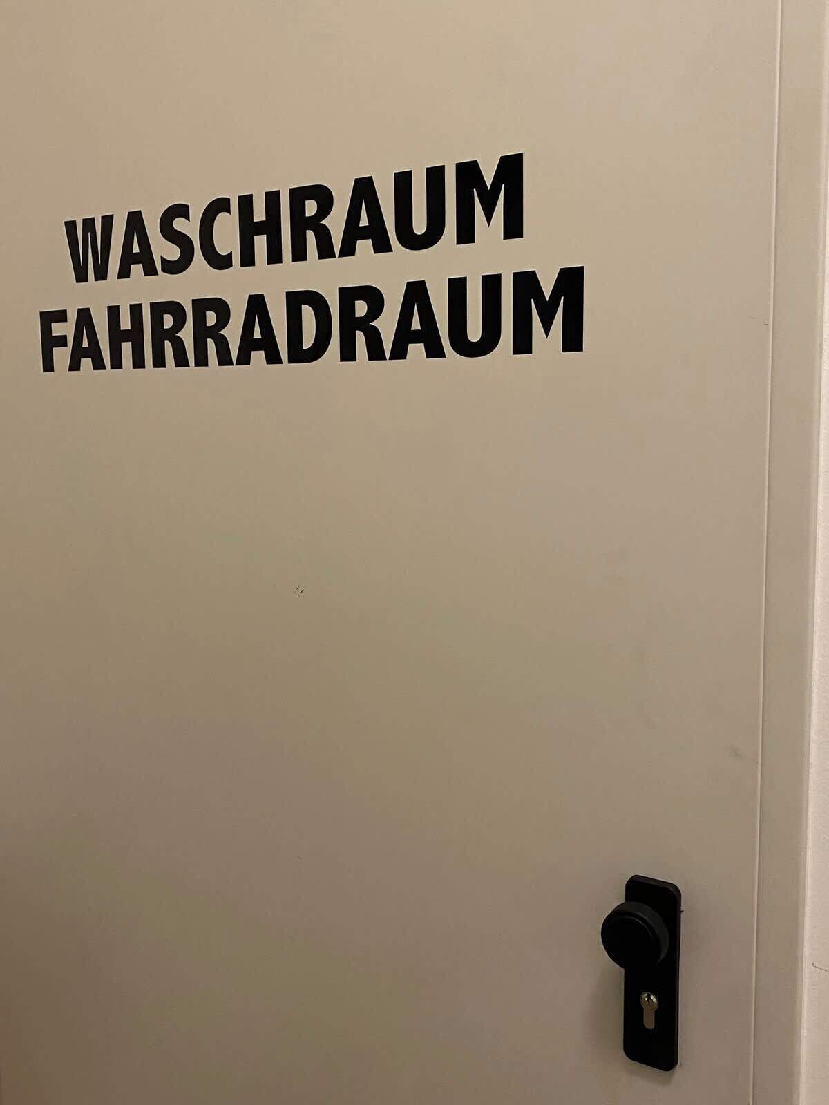 Puerta con el texto "WASCHRAUM FAHRRADRAUM", que indica un baño y un espacio para bicicletas.