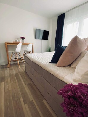 Iron/ironing board, travel cot, WiFi, bed sheets - Wanderlust Trier (Trier)